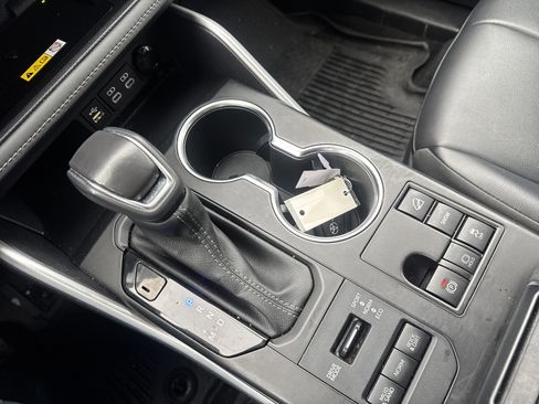 Used 2023 Toyota Highlander XLE image 25