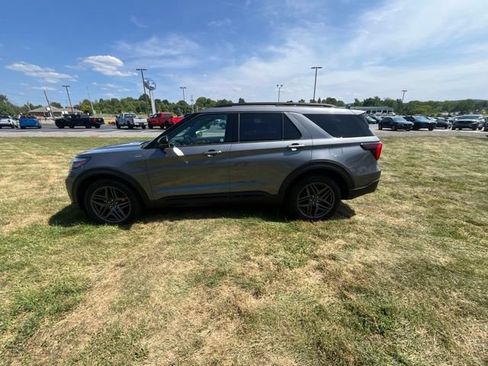Used 2025 Ford Explorer ST-Line w/ ST-Line Street Pack AWD/4WD image 6