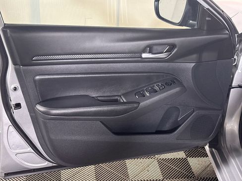 Used 2024 Nissan Altima 2.5 SV AWD/4WD image 10