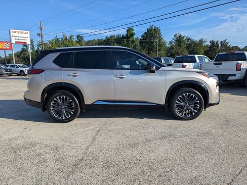 Used 2025 Nissan Rogue Platinum w/ Platinum Premium Package FWD image 3