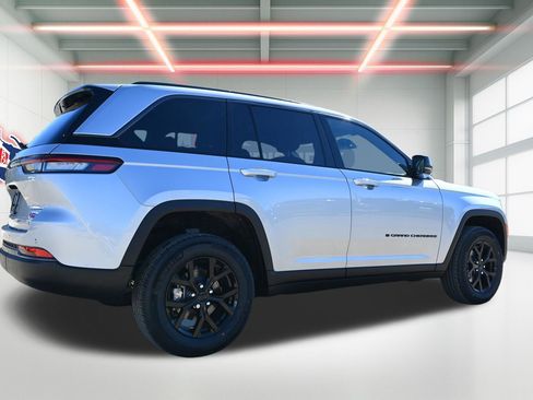 New 2026 Jeep Grand Cherokee Altitude image 5