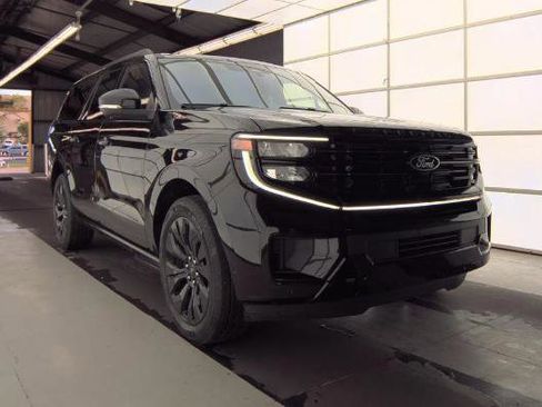 Used 2025 Ford Expedition Max Platinum w/ Stealth Appearance Package AWD/4WD image 2
