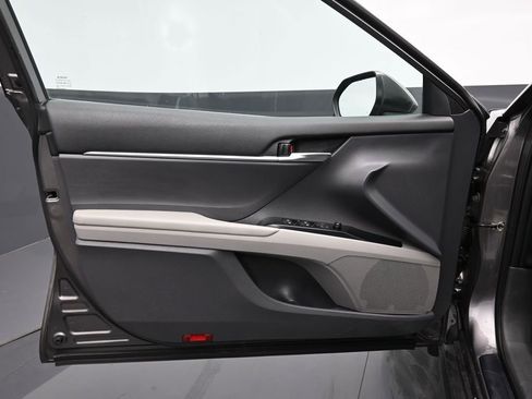 Used 2020 Toyota Camry SE FWD image 16