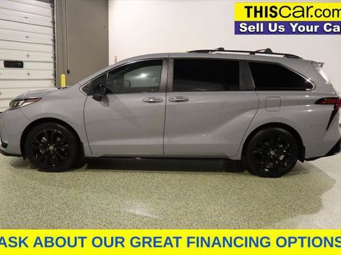 Used 2023 Toyota Sienna XSE FWD image 5