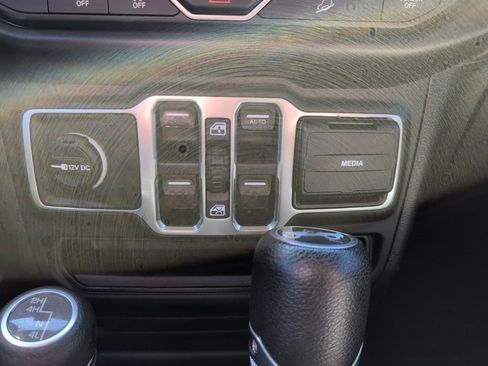 Used 2019 Jeep Wrangler Unlimited Sahara AWD/4WD image 25