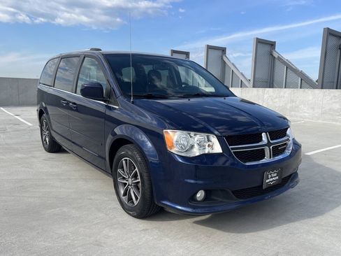 Used 2017 Dodge Grand Caravan SXT FWD image 3