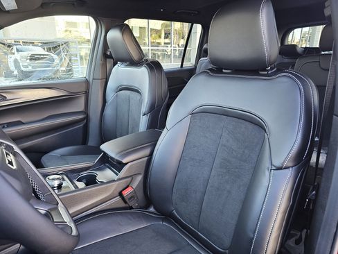 New 2025 Jeep Grand Cherokee L Altitude image 23