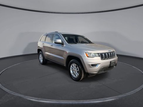 Used 2018 Jeep Grand Cherokee Laredo image 2