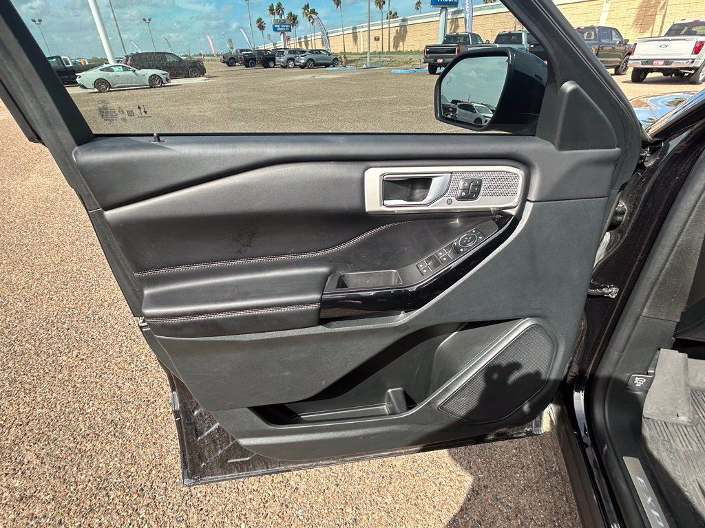 Used 2023 Ford Explorer Platinum w/ Equipment Group 601A RWD image 10