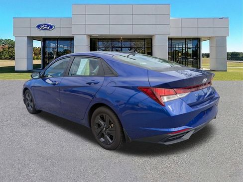Used 2022 Hyundai Elantra SEL w/ Convenience Package FWD image 3