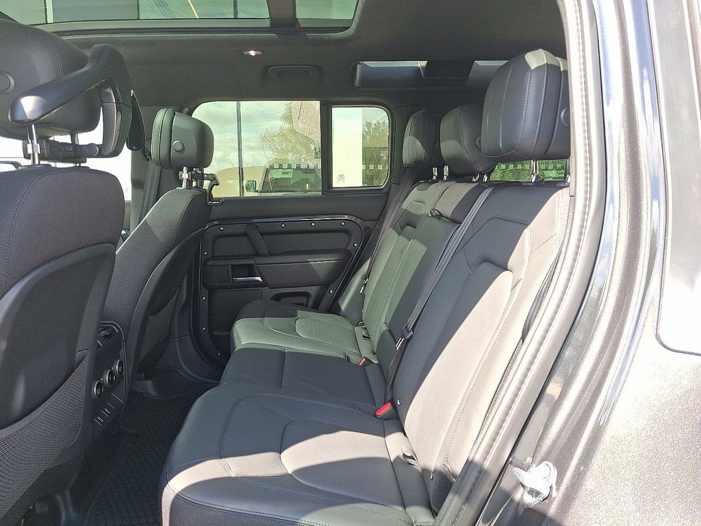 New 2026 Land Rover Defender 110 V8 AWD/4WD image 6