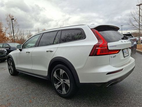 Used 2020 Volvo V60 T5 Cross Country image 4