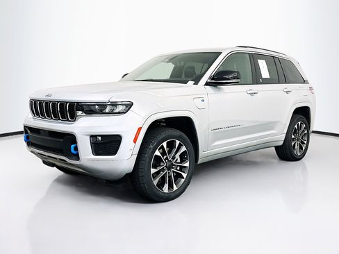 Used 2023 Jeep Grand Cherokee Overland w/ Luxury Tech Group IV AWD/4WD image 3