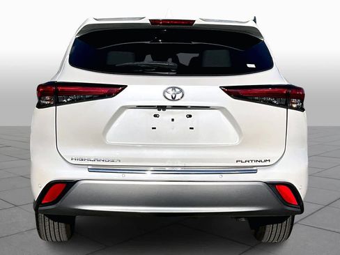Used 2021 Toyota Highlander Platinum image 4