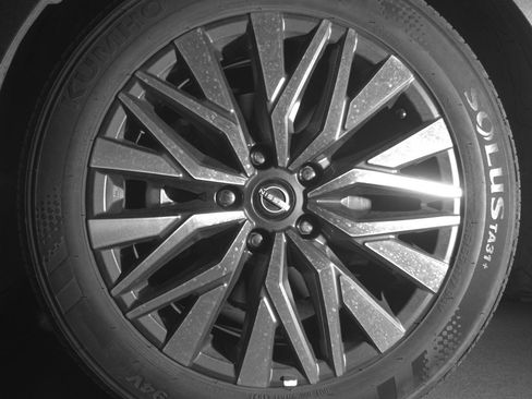 Used 2025 Nissan Altima 2.5 SV FWD image 12