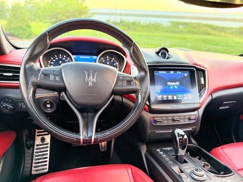 Used 2018 Maserati Ghibli GranSport image 11