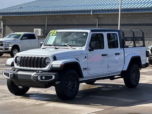 Used 2025 Jeep Gladiator Sport image 7