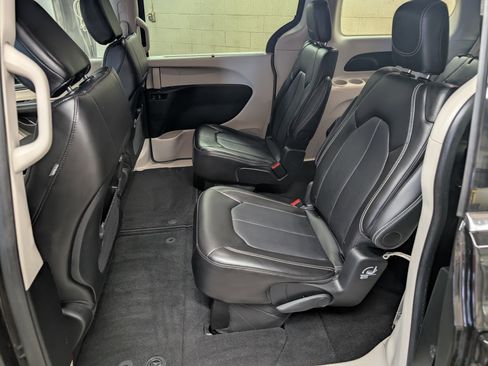 Used 2024 Chrysler Pacifica Touring-L image 6