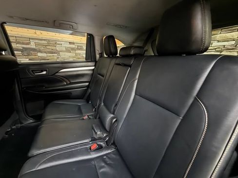 Used 2017 Toyota Highlander XLE AWD/4WD image 31