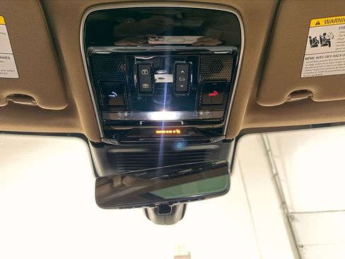 Used 2025 Land Rover Range Rover SE image 19