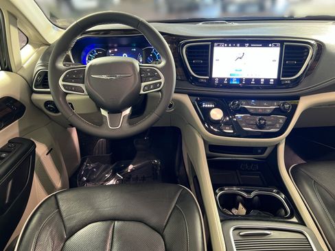 Used 2022 Chrysler Pacifica Limited w/ Uconnect Theater Family Group FWD image 24