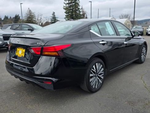 Used 2024 Nissan Altima 2.5 SV image 3