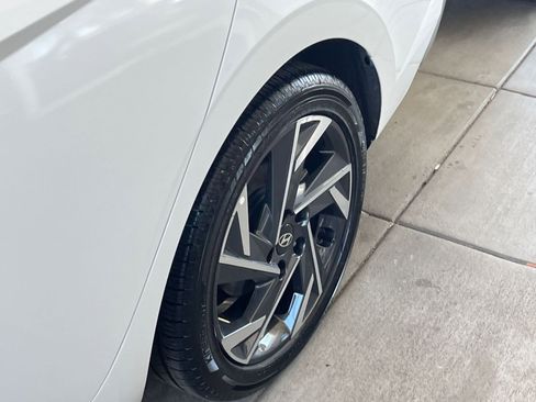 Used 2025 Hyundai Elantra Limited image 33