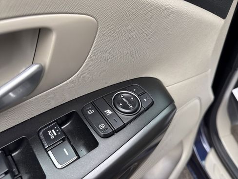 Used 2021 Kia Sedona LX image 14