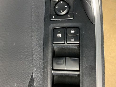 Used 2019 Toyota RAV4 LE w/ Carpet Mat Package AWD/4WD image 17