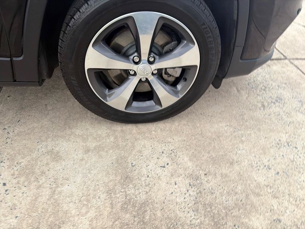 Used 2019 Jeep Cherokee Limited FWD image 35