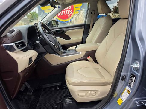 Used 2021 Toyota Highlander Limited AWD/4WD image 2