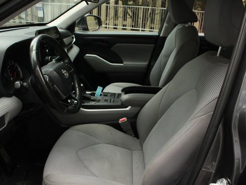 Used 2021 Toyota Highlander LE AWD/4WD image 15