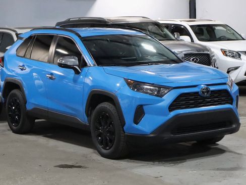 Used 2020 Toyota RAV4 LE AWD/4WD image 3