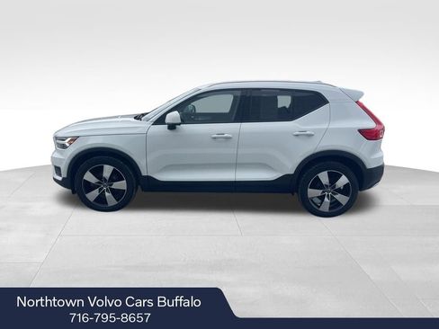 Used 2020 Volvo XC40 T5 Momentum image 2