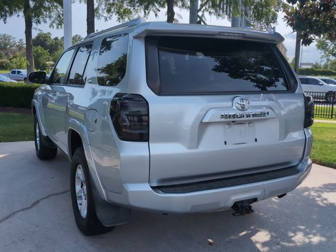 Used 2018 Toyota 4Runner SR5 AWD/4WD image 8