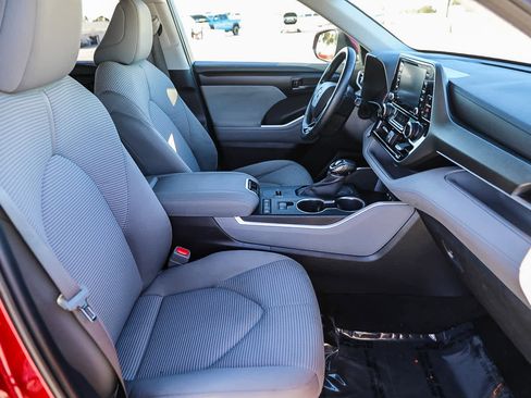 Used 2020 Toyota Highlander LE image 16