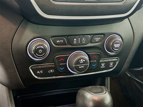 Used 2019 Jeep Cherokee Trailhawk image 15