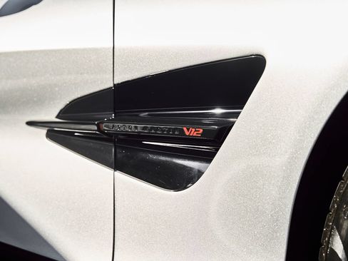 Used 2025 Aston Martin Vanquish RWD image 10