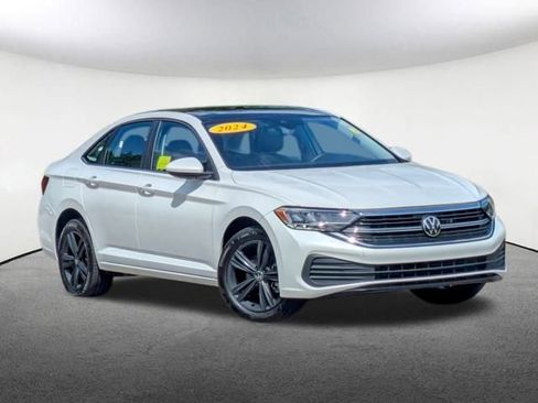 Used 2024 Volkswagen Jetta SE w/ Panoramic Sunroof Package image 2