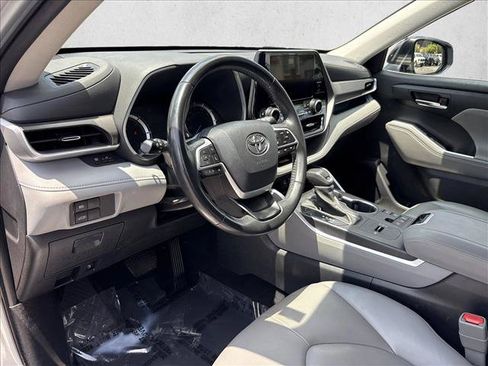 Used 2023 Toyota Highlander XLE AWD/4WD image 9