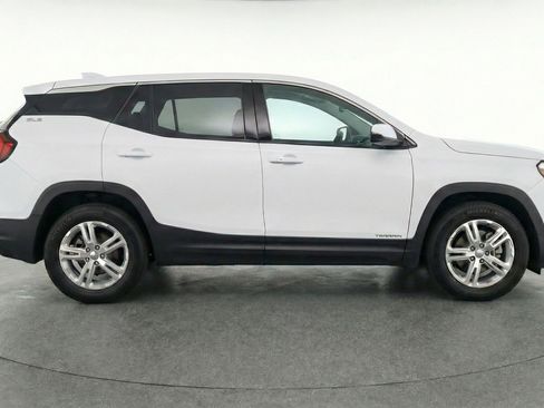 Used 2024 GMC Terrain SLE image 11