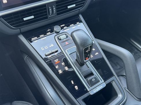 Certified 2022 Porsche Cayenne Coupe image 23