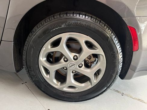 Used 2023 Chrysler Pacifica Limited FWD image 16