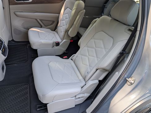 Used 2025 Volkswagen Atlas SE w/ Panoramic Sunroof Package image 18