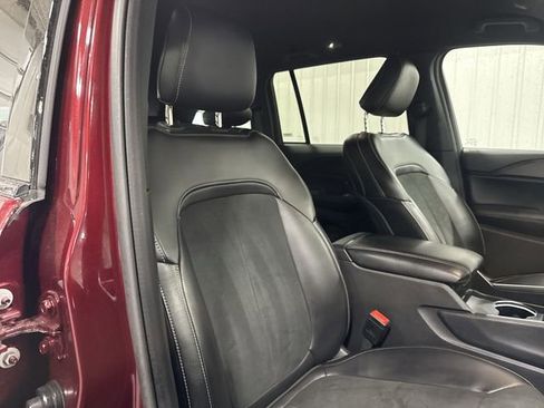 Used 2025 Jeep Grand Cherokee Altitude AWD/4WD image 30