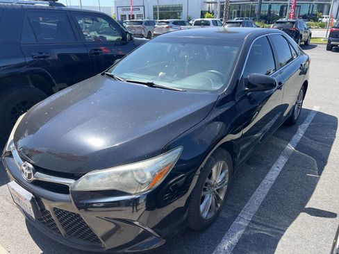Used 2015 Toyota Camry SE image 1