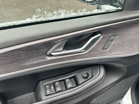 Used 2023 Jeep Grand Cherokee Limited AWD/4WD image 15