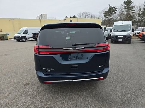 Used 2025 Chrysler Pacifica Select image 6