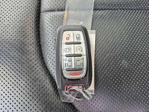 Certified 2025 Chrysler Pacifica Limited FWD image 35