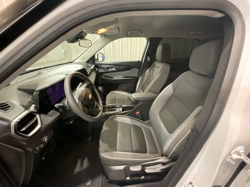 Used 2025 Chevrolet TrailBlazer LT AWD/4WD image 9